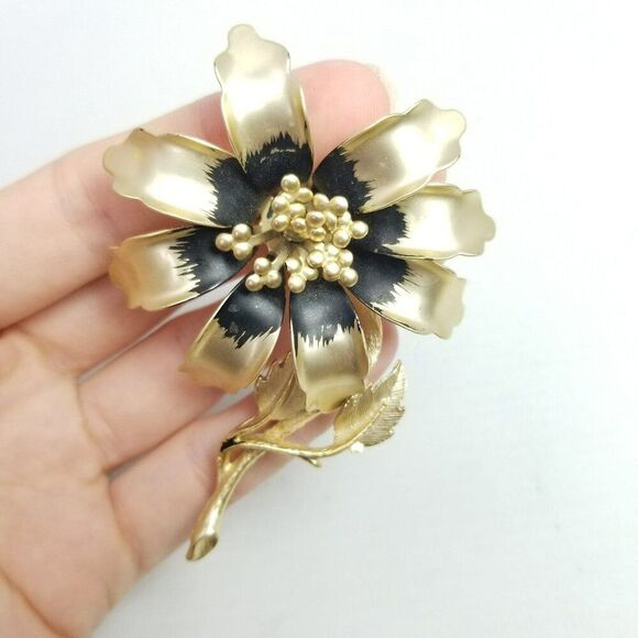 Vintage Hedy Signed Black Enamel and Gold Tone Daisy Flower Shape Brooch, Estate - Picture 1 of 7